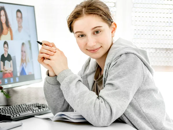 Meisje Tijdens Afstandsonderwijs Videoverbinding Met Vrienden Klasgenoten Tentoongesteld Tiener Learning — Stockfoto