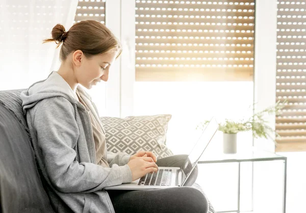 Menina Bonita Sentada Com Laptop Estudando Line Com Programa Educação — Fotografia de Stock