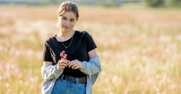 Csinos Tinédzser Lány Mezőn Virággal Kezében Mosollyal Szabadban Gyönyörű Fiatal — Stock Fotó