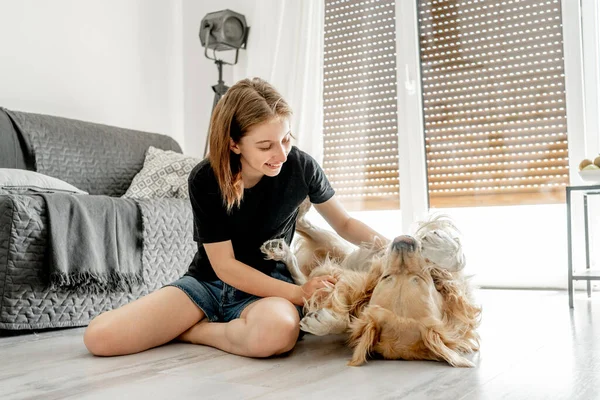 Bella Ragazza Con Cane Golden Retriever Seduto Sul Pavimento Casa — Foto Stock