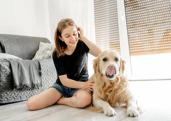 Mooi Meisje Met Golden Retriever Hond Zittend Vloer Thuis Aaien — Stockfoto