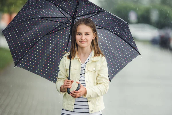 Yağmurlu Bir Günde Dışarıda Şemsiye Altında Güzel Bir Kız Bulutlu — Stok fotoğraf