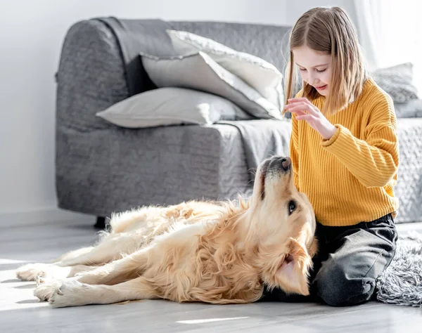 Kleutermeisje Met Golden Retriever Hond Zittend Vloer Lachend Mooi Kind — Stockfoto
