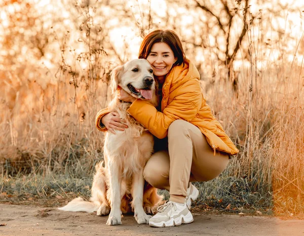 Κορίτσι Αγκαλιάζει Golden Retriever Σκυλί Φως Ηλιοβασίλεμα Εξωτερικούς Χώρους Νεαρή — Φωτογραφία Αρχείου