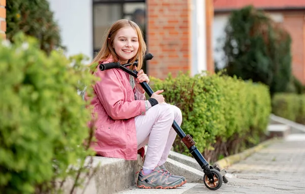 Cute Smilling Litte Dziewczyna Siedzi Hulajnoga Kick Ulicy Pobliżu Domu — Zdjęcie stockowe