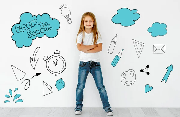 Ragazza Preadolescente Con Dipinti Grafici Elementi Scolastici Come Concetto Conoscenza — Foto Stock