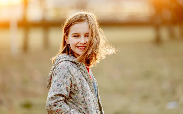 Preteen Girl Child Looking Camera Smile Amazing Sunset Light Field — Stockfoto