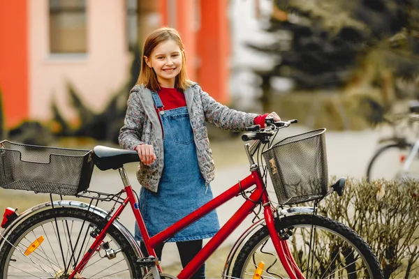 Bambina Preadolescente Con Bicicletta Guardando Macchina Fotografica Sorridendo Bella Luce — Foto Stock