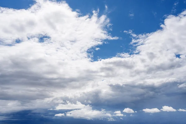 在一片美丽的天空和其反射的白云 — 图库照片