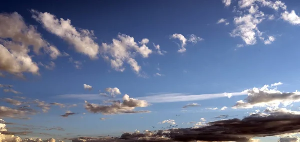 Weiße Wolken Einem Schönen Himmel Und Sein Spiegelbild — Stockfoto