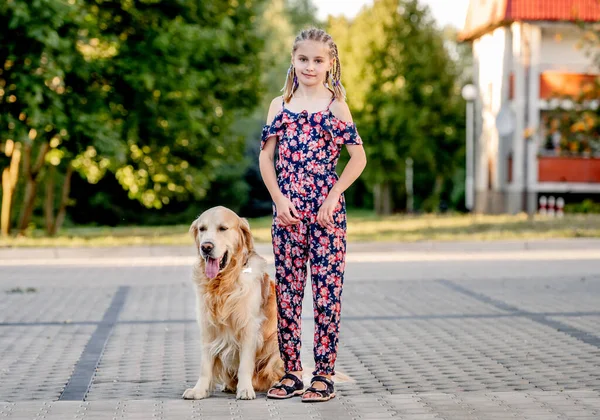 Preteen Girl Her Golden Retriever Dog Lace Looking Camera Female — Stockfoto
