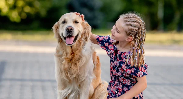 Kleutermeisje Met Golden Retriever Hond Zittend Het Park Mooie Zomerdag — Stockfoto