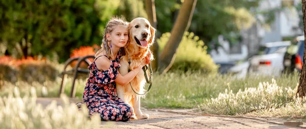 Девочка Подросток Золотой Собакой Ретривером Сидящей Парке Красивым Летним Днем — стоковое фото