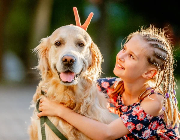 Preteen Girl Golden Retriever Dog Sitting Park Beautiful Summer Day — Fotografia de Stock
