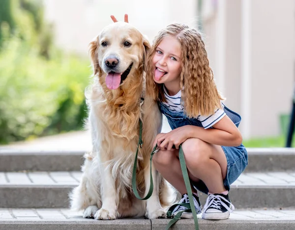 Dışarıda Golden Retriever Köpeğine Sarılan Küçük Bir Kız Saf Köpek — Stok fotoğraf