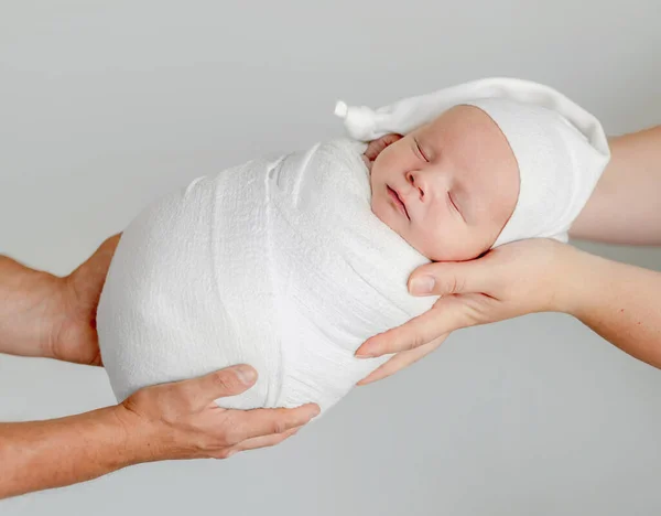 Newborn Baby Sleeping Parents Hands Infant Kid Swaddled Fabric Napping — Zdjęcie stockowe