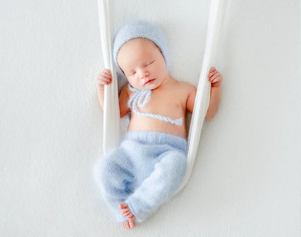 Νεογνό Μωρό Κοιμάται Υφασμάτινη Κούνια Γλυκό Νήπιο Που Φοράει Πλεκτό — Φωτογραφία Αρχείου