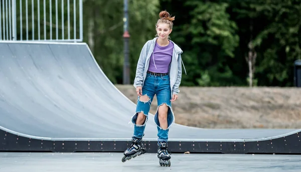 Beautiful Girl Roller Skater Riding City Park Ramp Pretty Female — Stockfoto