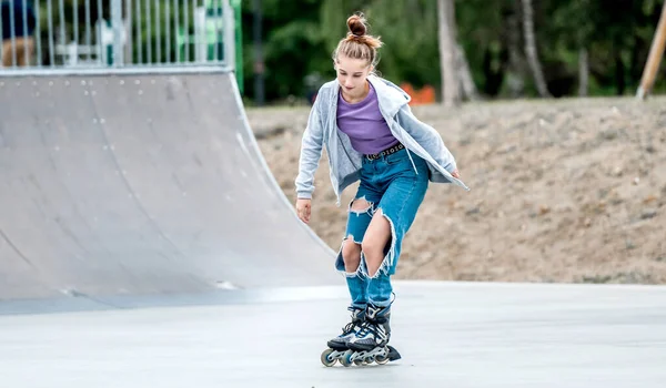Beautiful Girl Roller Skater Riding City Park Ramp Pretty Female — Zdjęcie stockowe