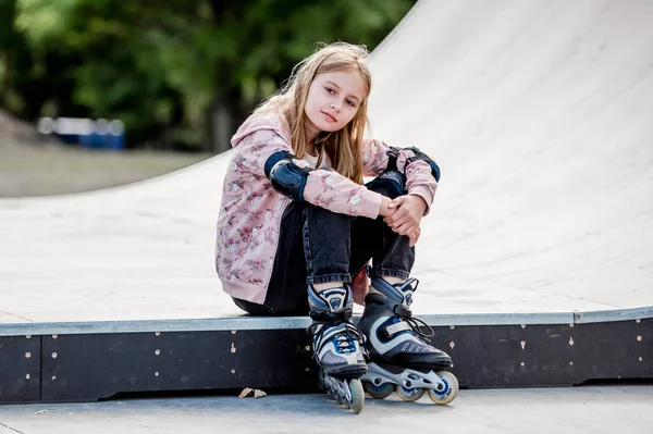 Cute Girl Roller Skater Sitting City Park Looking Camera Pretty — Stock Photo, Image