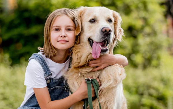 Menina Adolescente Acariciando Cão Golden Retriever Rua Criança Fêmea Com — Fotografia de Stock