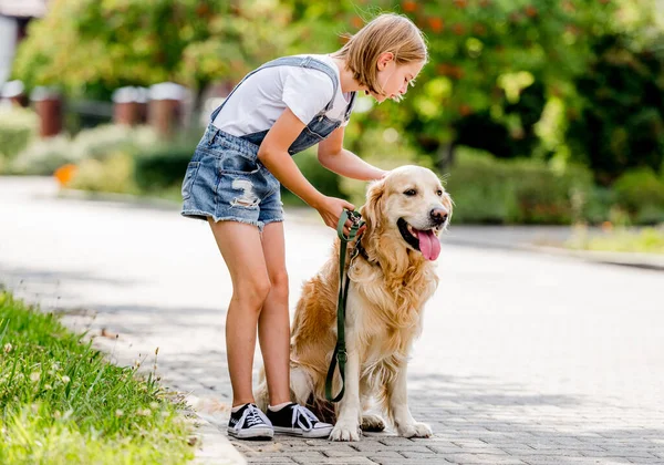 Preteen Fille Avec Golden Retriever Chien Marchant Dans Rue Jolie — Photo