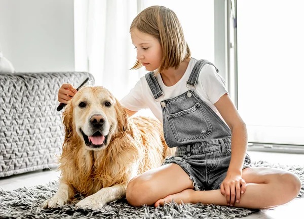 Preteen Girl Brushes Golden Retriever Dog Wet Hair Shower Cleaning — Foto de Stock