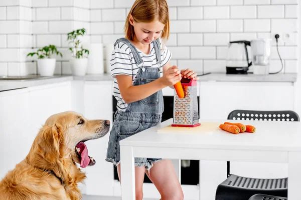 Preteen Girl Grinds Carrot Using Grater Golden Retriever Dog Looking — Stockfoto
