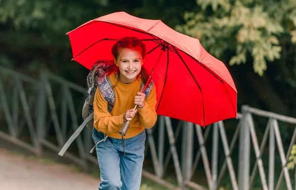 Schoolmeisje Met Rugzak Paraplu Buiten Mooi Kind Wandelend Regenachtig Weer — Stockfoto