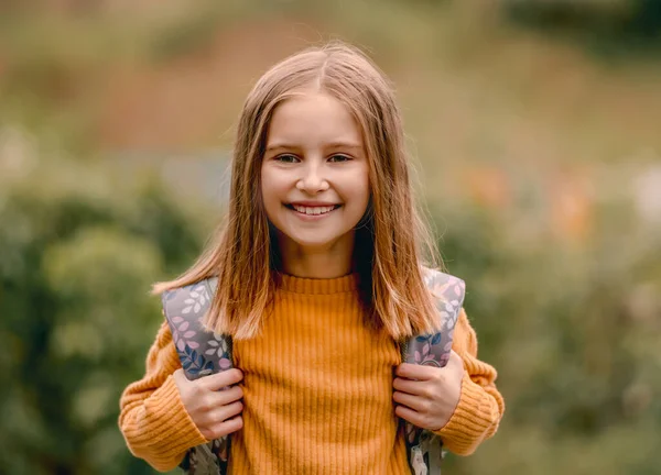 Linda Chica Escuela Con Mochila Mirando Cámara Sonriendo Niño Despreocupado —  Fotos de Stock