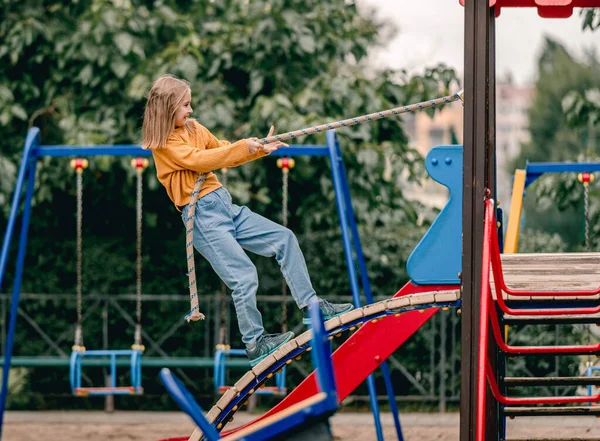 Kislány Mászó Kötél Gyerekek Játszótér Parkban — Stock Fotó