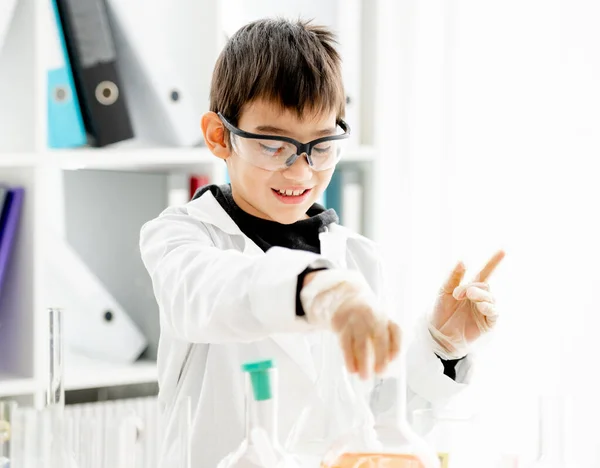 School Boy Wearing Protection Glasses Doing Chemistry Experiment Elementary Science — Stock Photo, Image