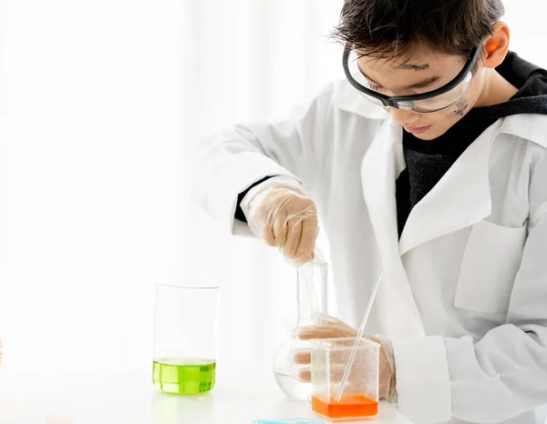 Chico Escuela Haciendo Experimento Químico Midiendo Líquidos Químicos Clase Ciencias —  Fotos de Stock