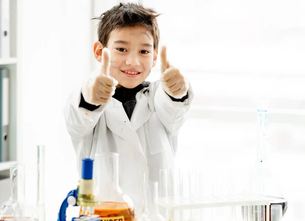 小学科学课化学实验期间 男生手举大拇指 表现得超棒 聪明的小学生在实验室里 — 图库照片