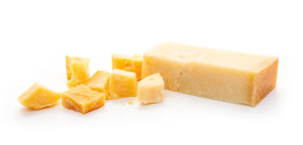 Beyaz Arka Planda Bir Parça Parmesan Peyniri Rende — Stok fotoğraf