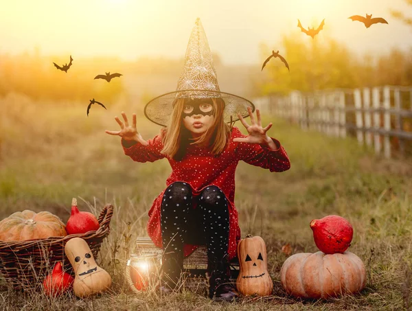 Niña Disfraz Halloween Sentada Junto Calabazas Mientras Aterradora Cámara Naturaleza —  Fotos de Stock