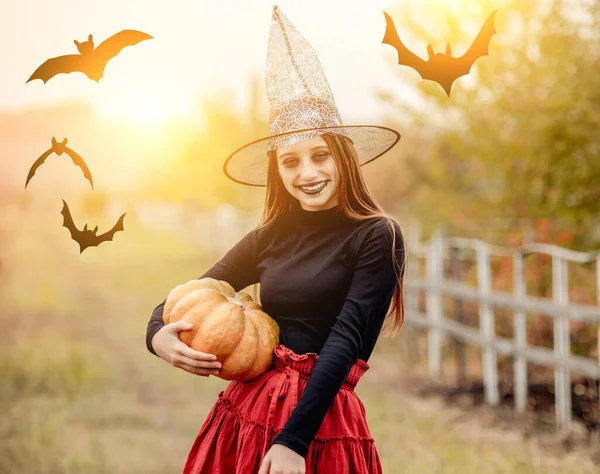 Portrait Halloween Adolescente Chapeau Sorcière Avec Citrouille — Photo