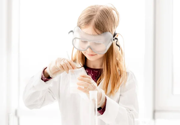 Flicka Som Experimenterar Med Vetenskaplig Kemi Och Bär Skyddsglasögon Skolflicka — Stockfoto