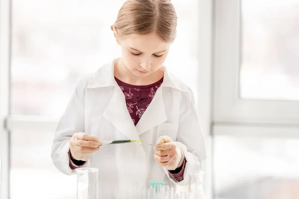 Chica Inteligente Durante Experimento Química Científica Mirando Vidrio Con Pruebas — Foto de Stock