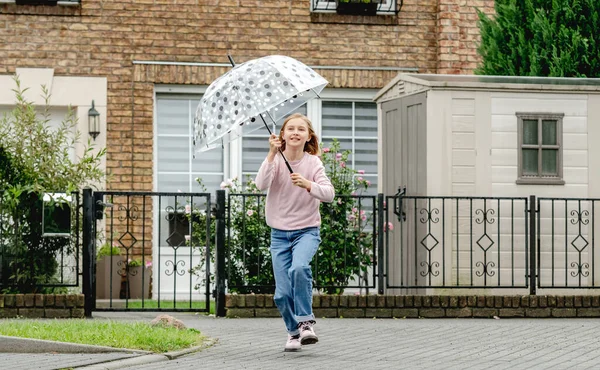 Kaméleon Lány Fut Esernyővel Szabadban Csinos Gyerek Portré Esős Napokon — Stock Fotó
