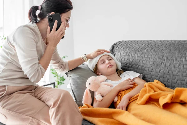 Matka Chorą Córeczką Wzywa Lekarza Mama Kobieta Dba Dziecko Gorączką — Zdjęcie stockowe