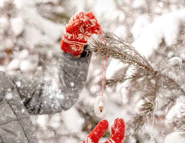 Πρόσωπο Κορίτσι Χέρια Φορώντας Κόκκινα Πλεκτά Γάντια Διακοσμεί Δέντρο Χριστουγεννιάτικο — Φωτογραφία Αρχείου