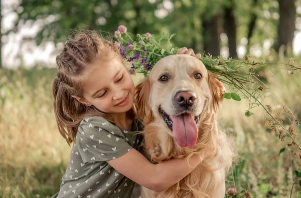 Retrato Bela Menina Pré Adolescente Acariciando Abraçando Cão Golden Retriever — Fotografia de Stock