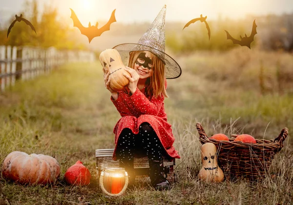 Liten Flicka Halloween Kostym Sitter Bredvid Pumpor Samtidigt Skrämmande Vid — Stockfoto