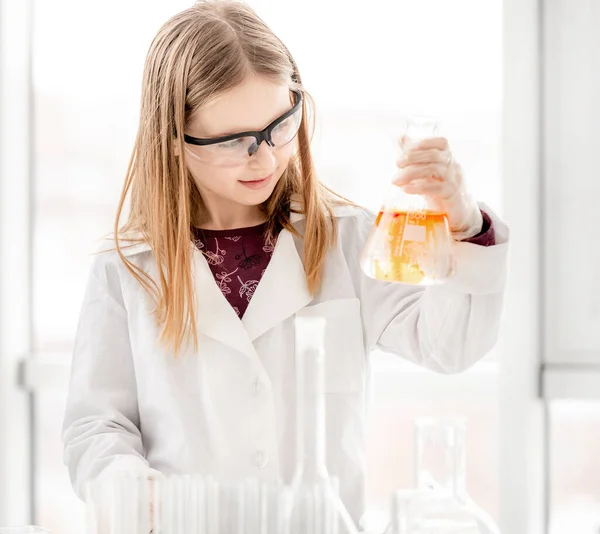 Chica Haciendo Experimento Química Científica Usando Gafas Protección Sosteniendo Tubo — Foto de Stock