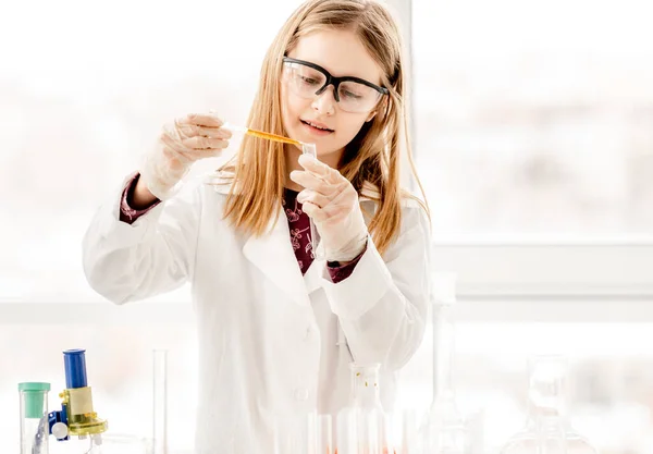 Chica Haciendo Experimento Química Científica Usando Anteojos Protección Midiendo Líquido — Foto de Stock