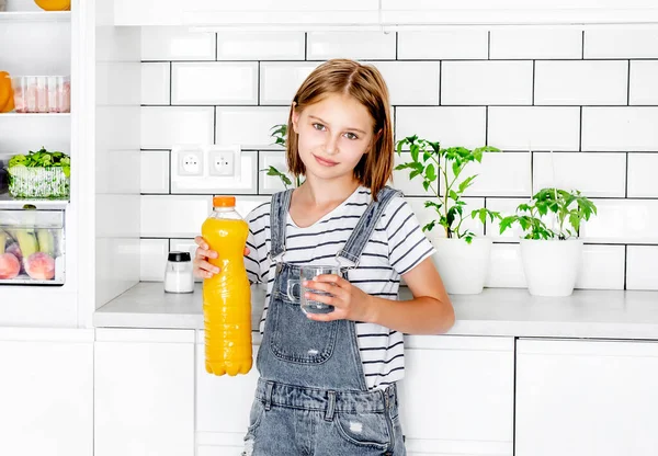 Preteen Κορίτσι Μπουκάλι Χυμό Πορτοκάλι Και Γυαλί Στην Κουζίνα Όμορφο — Φωτογραφία Αρχείου