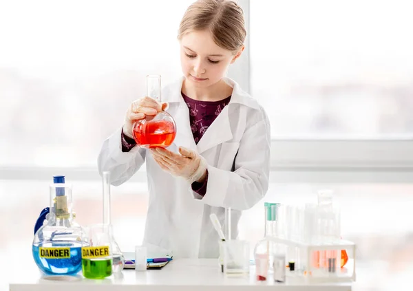 Menina Inteligente Durante Experimento Química Científica Usando Óculos Proteção Segurando — Fotografia de Stock