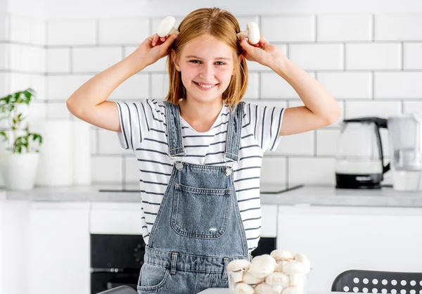 Menina Adolescente Com Champinhons Posando Cozinha Sorrindo Criança Bonita Com — Fotografia de Stock