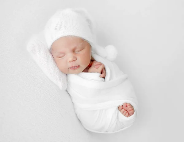 Nowo Narodzona Dziewczynka Owinięta Białą Tkaninę Śpiąca Kapeluszu Portret Dziecka — Zdjęcie stockowe